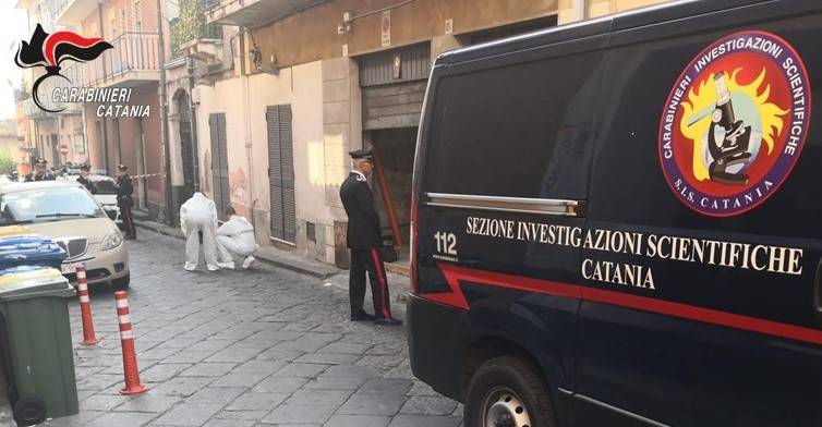 Giù dal balcone: uccide la figlia di 7 mesi