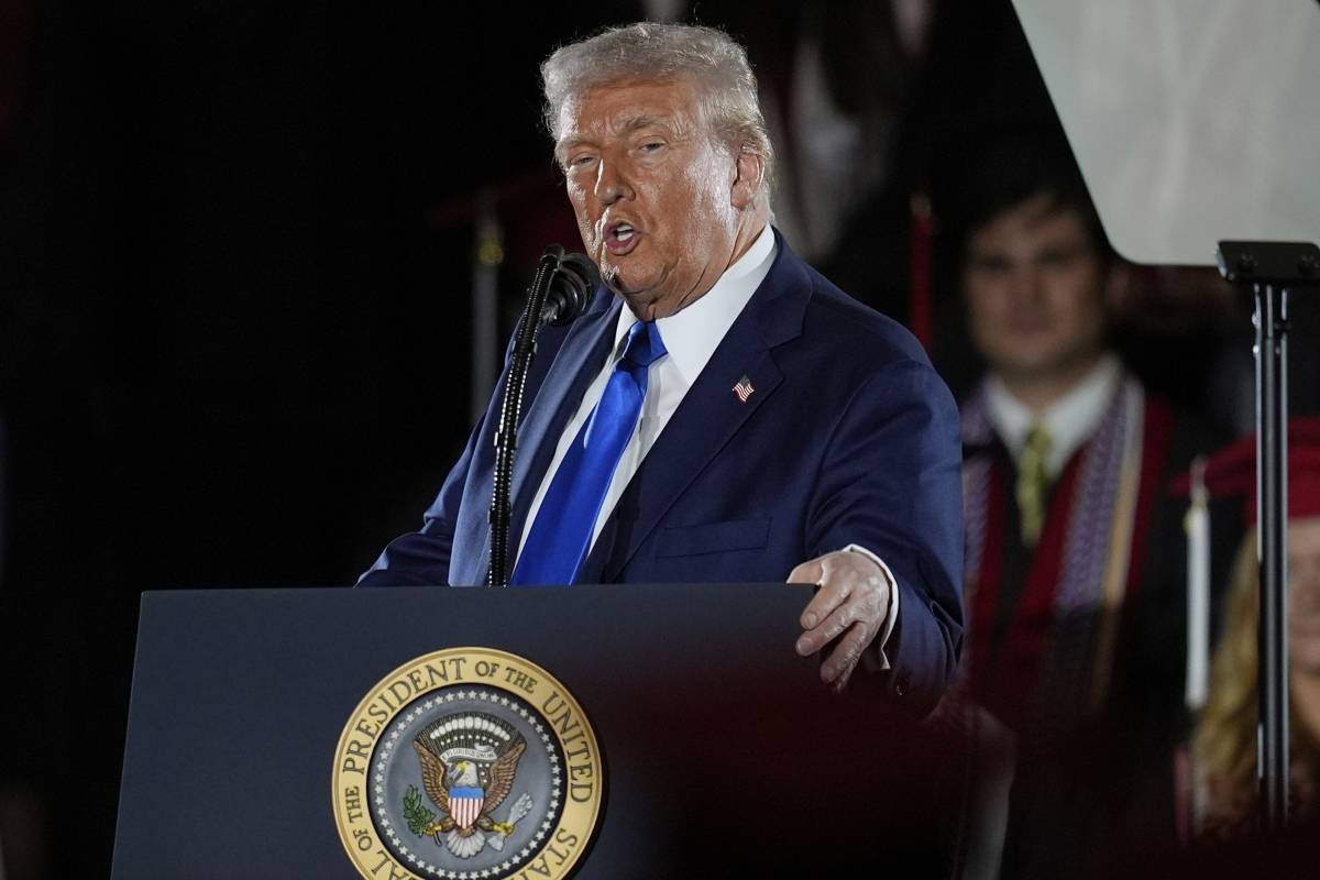 Trump in tackle: "I magnati di Internet mi baciano il c..."