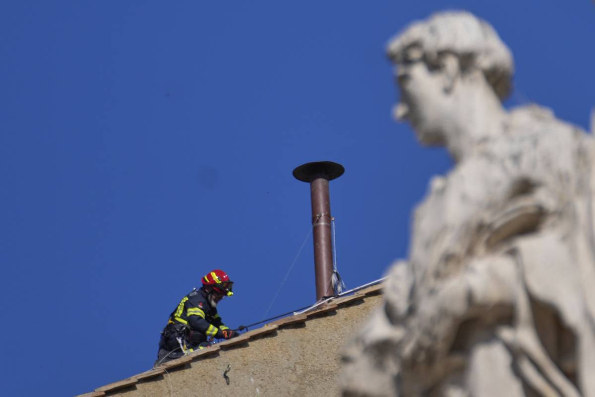Sulla Sistina si monta il comignolo, i cardinali: "In Conclave con le idee chiare"