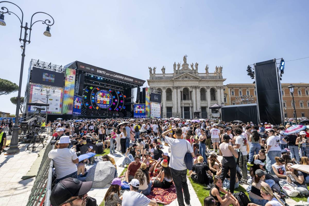 Accerchiata e palpeggiata da tre tunisini. L'orrore tra la folla del Concertone