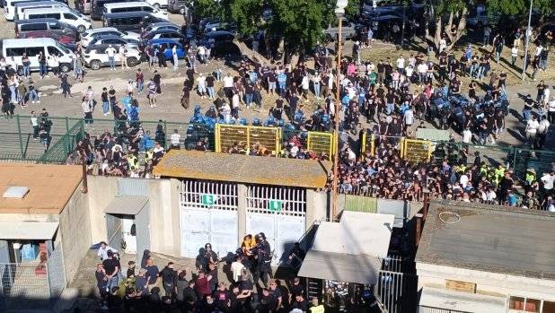 Tensioni fuori lo stadio, petardi e match sospeso. Caos in Lecce-Napoli