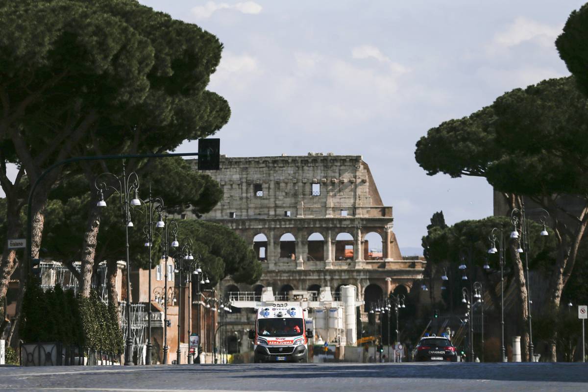 Orrore al Colosseo: turista scavalca i cancelli, cade e resta infilzato