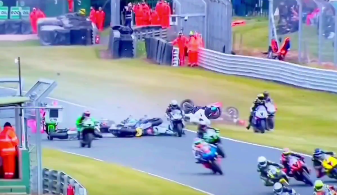 Dramma in Superbike, due morti e cinque feriti dopo maxi caduta