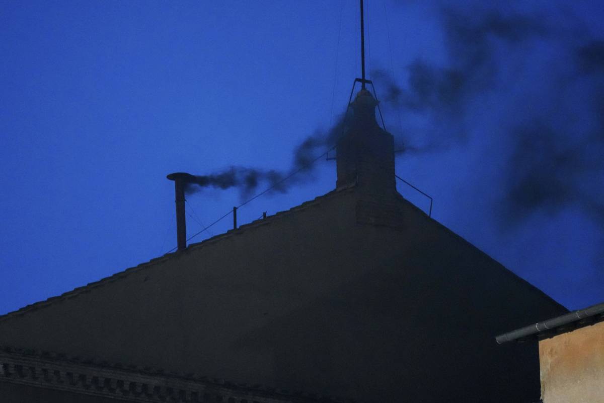 Conclave, il giallo del ritardo della fumata: le 5 ipotesi