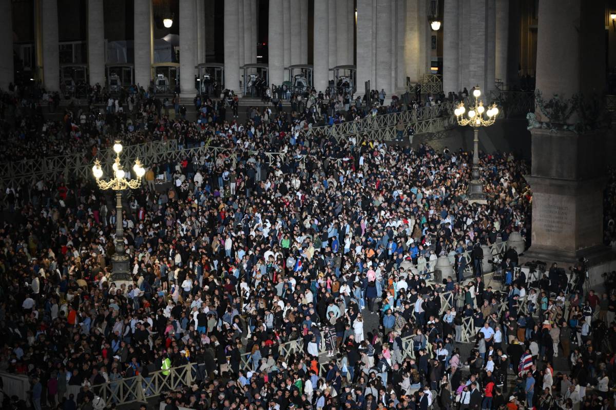 In piazza San Pietro occhi sul comignolo. I 45mila in attesa tra tifo e speranze