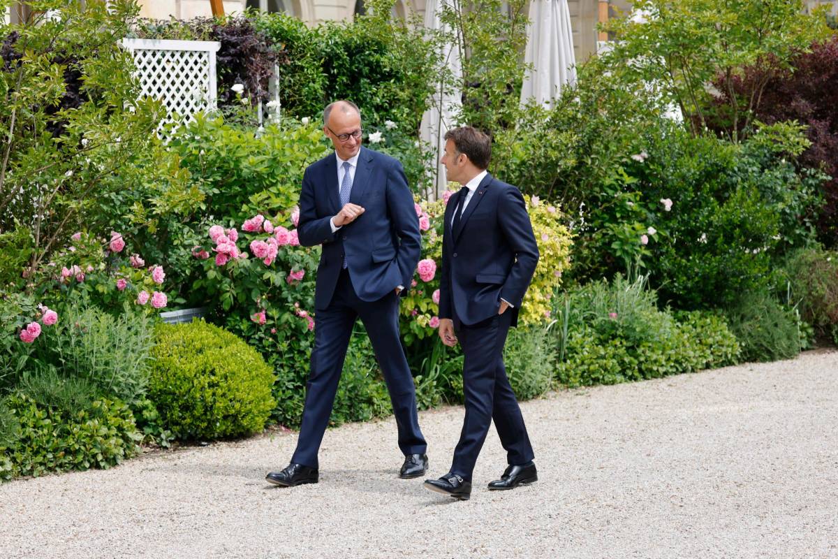 Macron e Merz leader dimezzati. "Difesa comune, uniti per l'Ue"