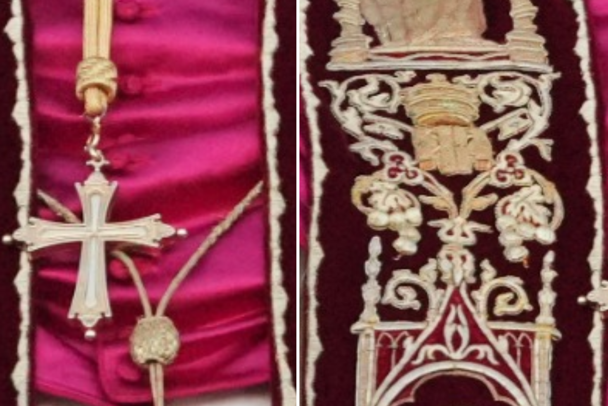 La mozzetta rossa, la croce d'oro e la stola pontificia: cosa significano i paramenti di Leone XIV