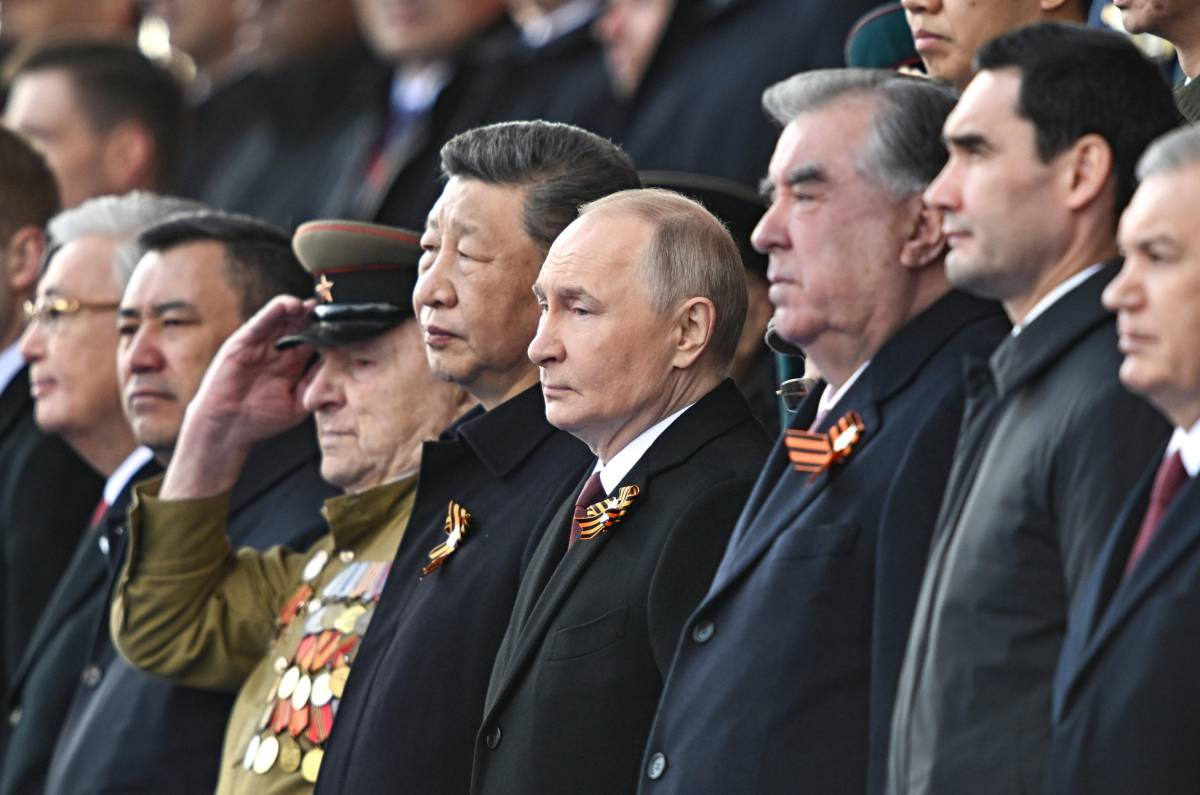 Putin e la parata davanti a Xi. "Tutto il Paese è per la guerra"