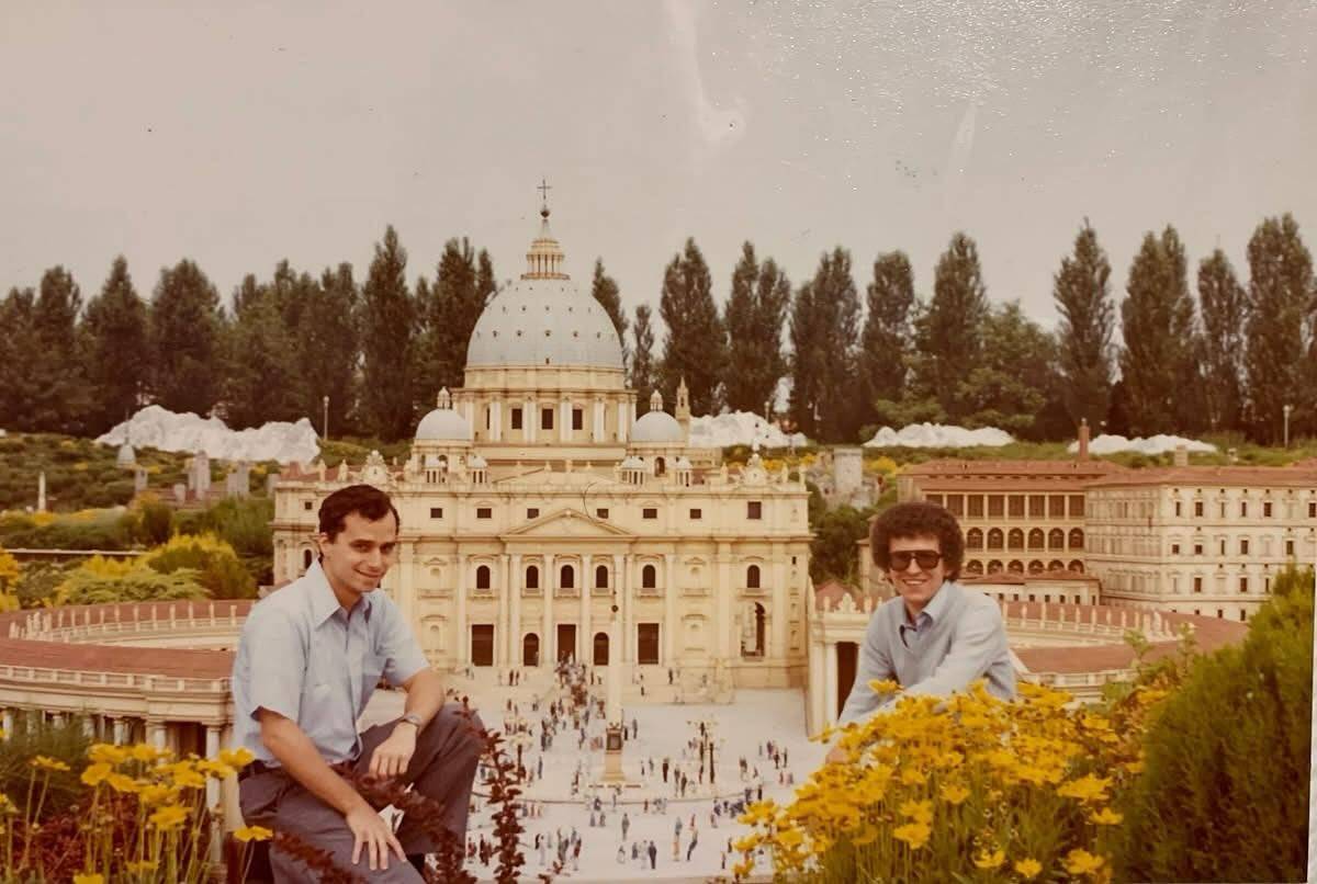 A sinistra un giovanissimo Papa Leone XIV in visita a Minitalia, insieme a Padre Lenzi di Capriate (destra)