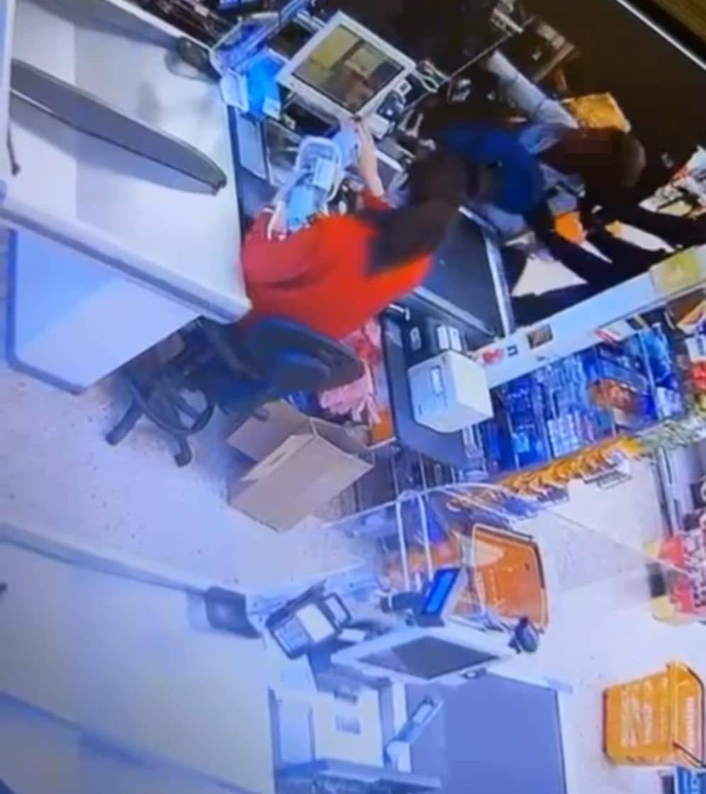 "Devo bruciare la chiesa". E la straniera minaccia cassieri e clienti del supermercato