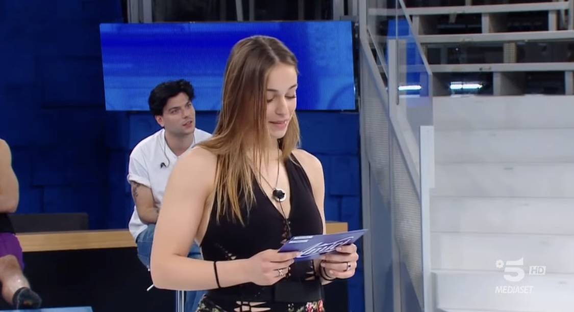 "Spesso faccio le pulizie, aiuto mamma a lavoro". La confessione della ballerina di Amici