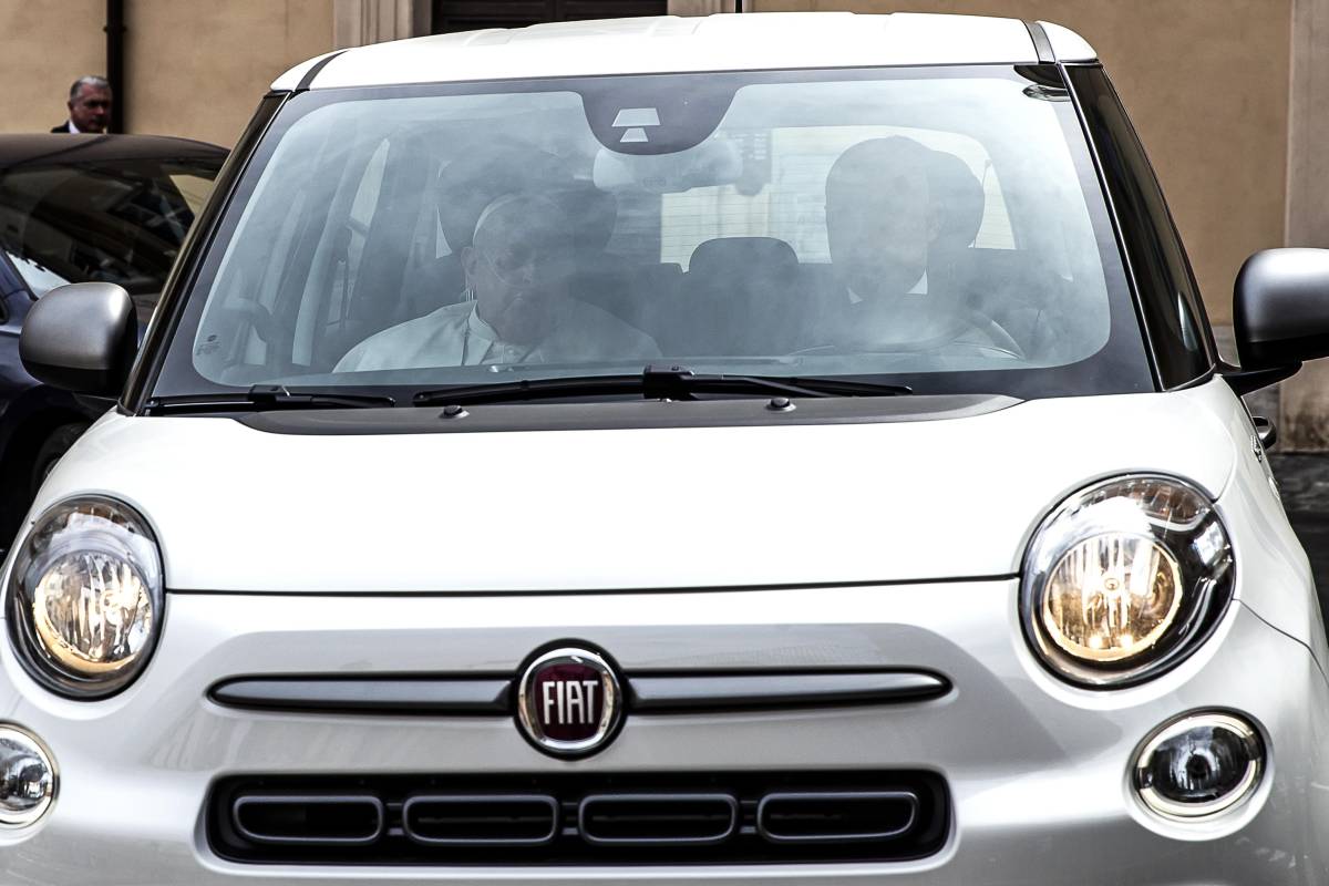 Niente più 500L, Leone XIV pensiona l'auto di Bergoglio: quale potrebbe scegliere