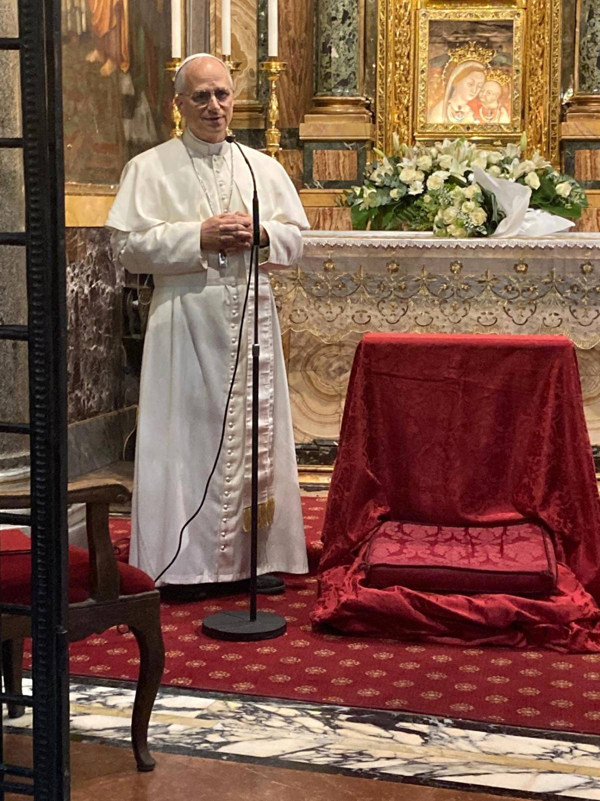 Papa Leone XIV in preghiera al Santuario della madre del Buon Consiglio a Genazzano