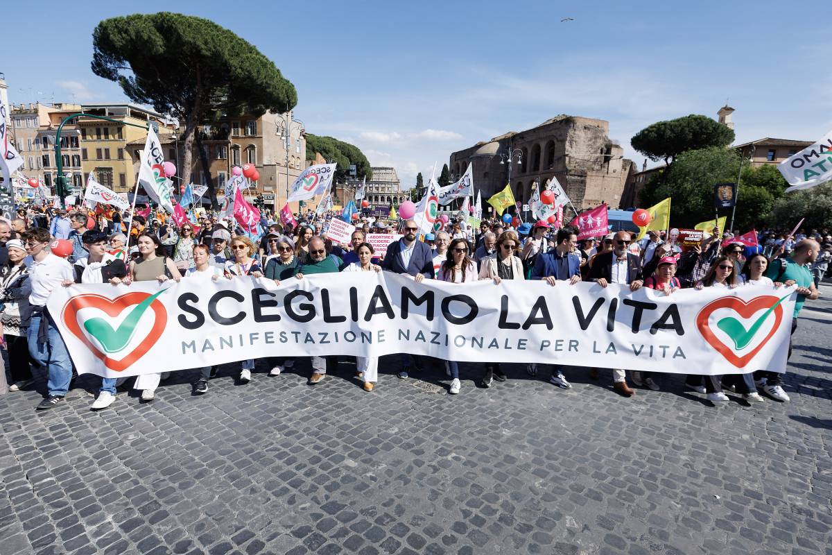 Piazza per la Vita a Roma: Allarme di Fontana: “Serve una svolta contro il declino demografico”