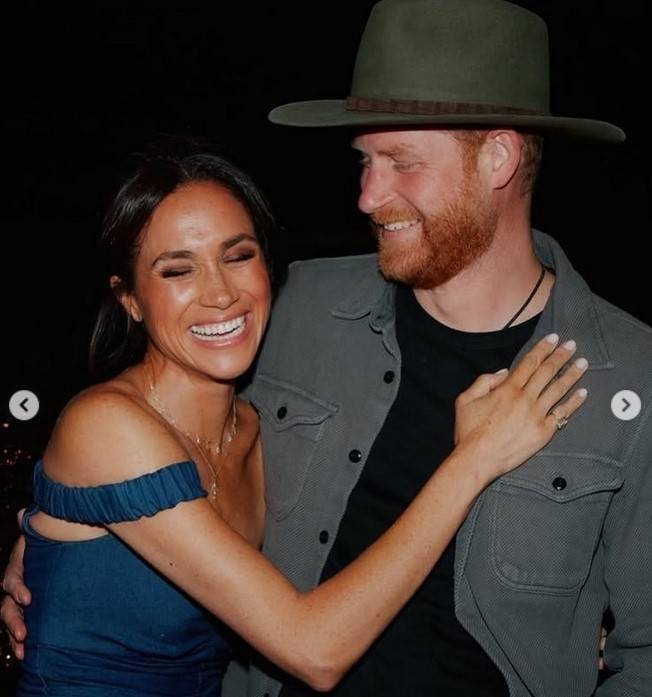 Baci, abbracci e look country: Harry e Meghan si scatenano al concerto di Beyoncé