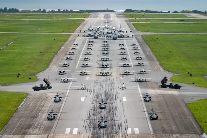 La "camminata dell'elefante" con 53 aerei da guerra: il messaggio militare Usa alla Cina 