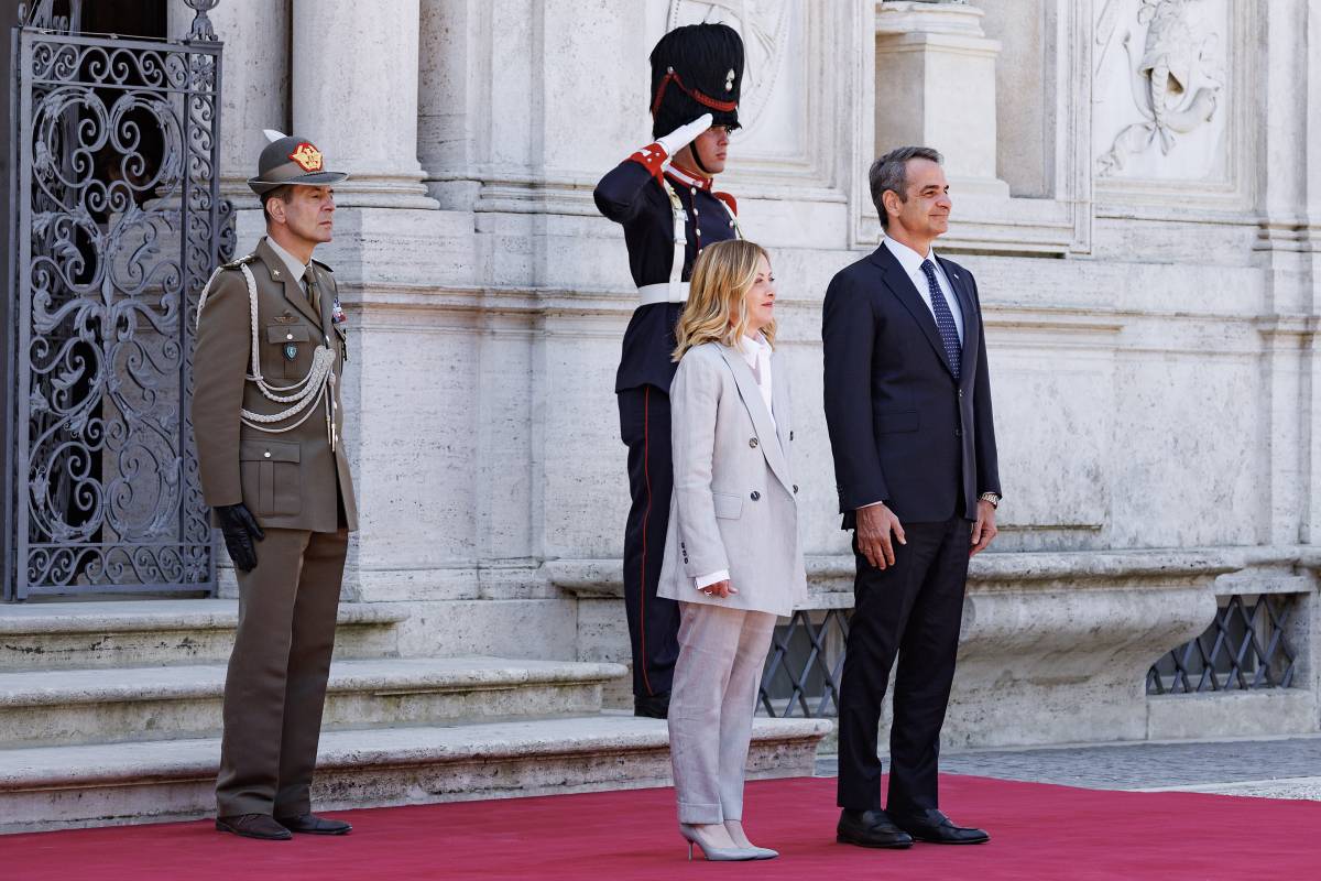 Migranti, accordo Italia-Grecia. Meloni: "Insieme per consolidare cambio approccio Ue"