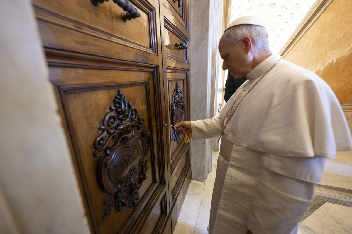 Lezione del Papa ai media: "Ora disarmate le parole"