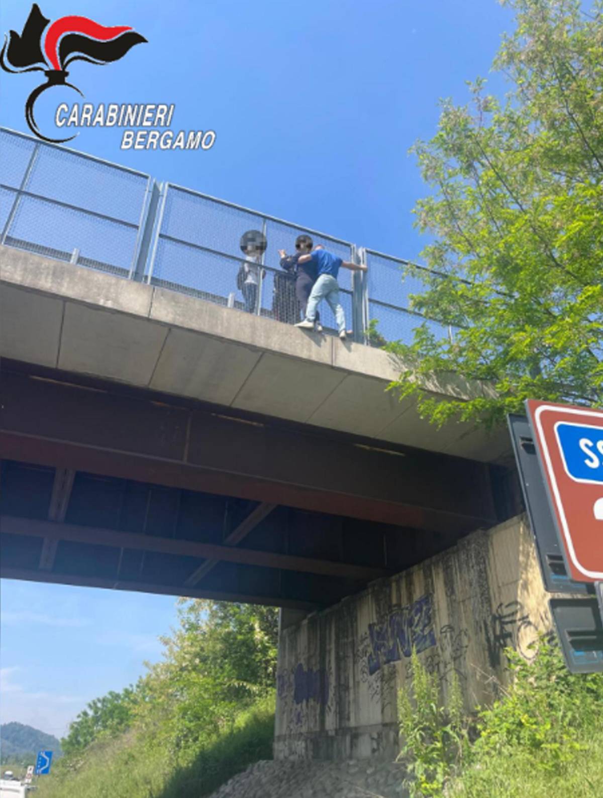 Salva una donna che vuole suicidarsi. L'elogio di Meloni al carabiniere eroe