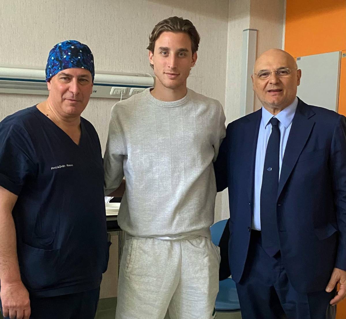 Armando Marco Gozzini a destra, il professore Antonio Dello Russo e al centro il calciatore della Fiorentina Edoardo Bove
