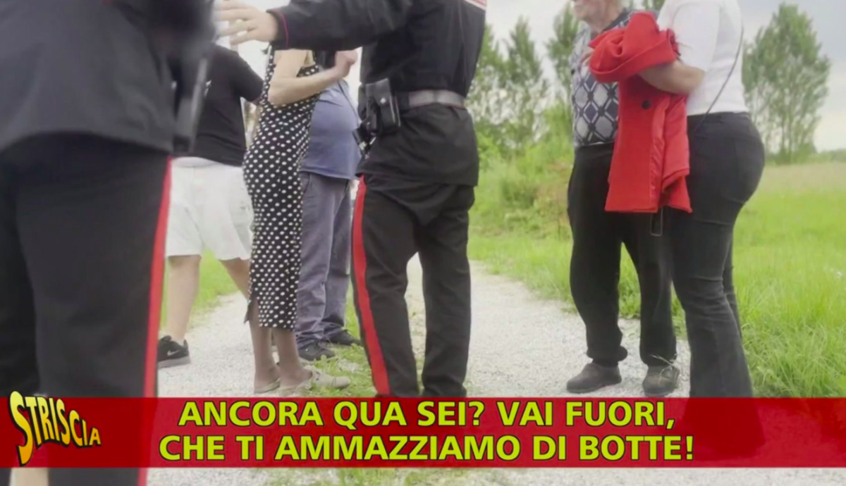 "Ti ammazziamo di botte". I sinti prendono a calci e pugni la troupe di Striscia la notizia