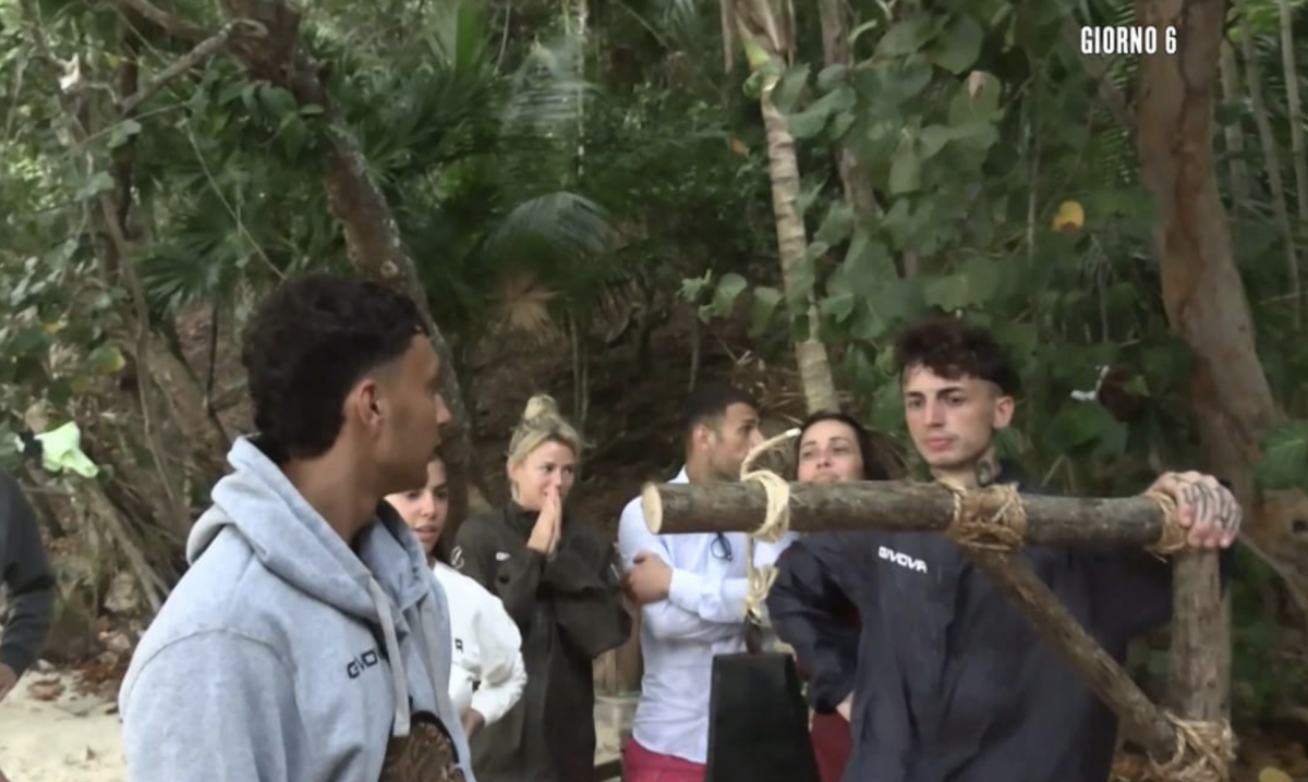 "Testa di ca...". Lite furiosa nel gruppo dei giovani: ecco cosa è successo all'Isola dei Famosi