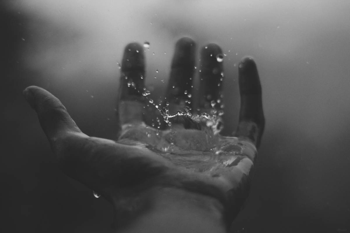 Perché le dita si raggrinziscono in acqua? Il vero motivo (ma non ditelo ai bambini)