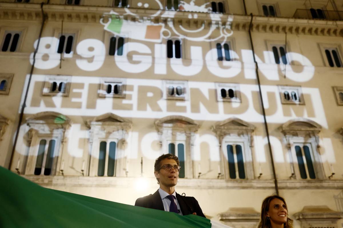 L'ultima bravata di Magi: proiettato il logo del referendum su Palazzo Chigi