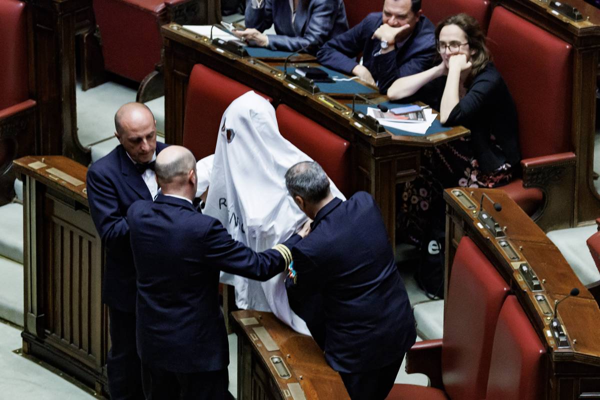 Dal "fantasma" espulso alle urla e gli sfottò. Assenti i due vicepremier