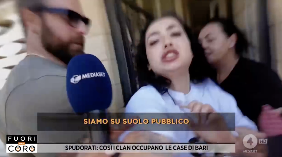 "Chiudi la bocca". L’abusiva aggredisce la troupe tv: ecco cosa è successo