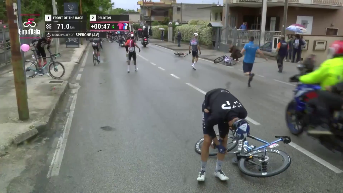 Giro d’Italia, strade viscide, tutti giù per terra. Hindley ritirato, gara neutralizzata
