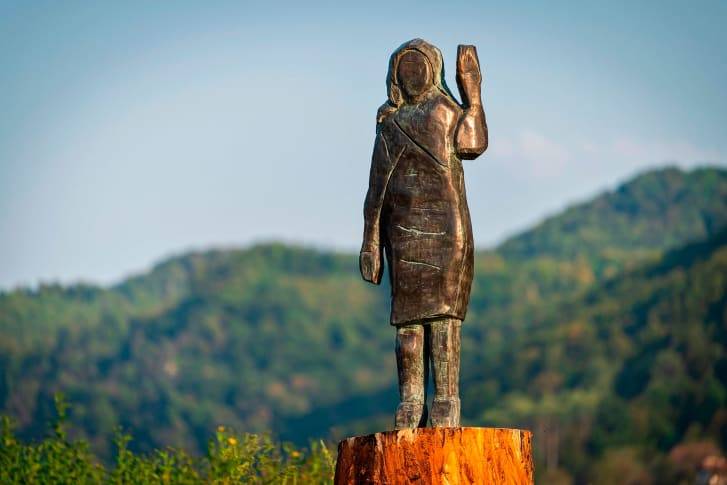 "Rubata la statua di Melania Trump". È giallo in Slovenia