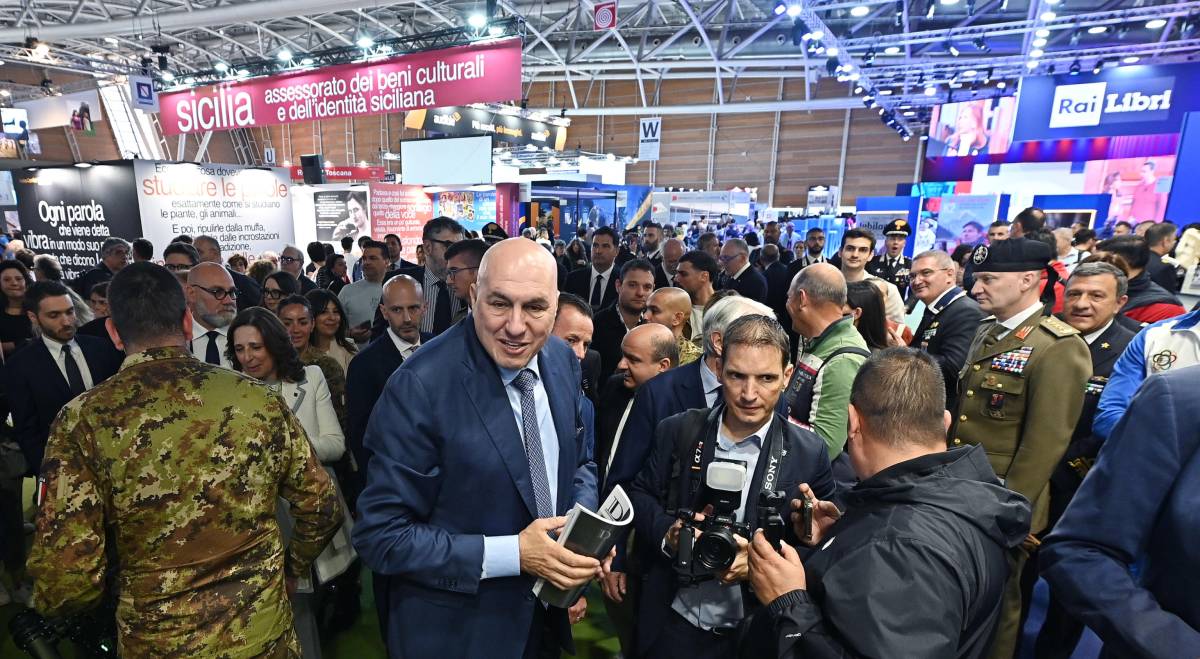 Il ministro Guido Crosetto al Salone del Libro di Torino