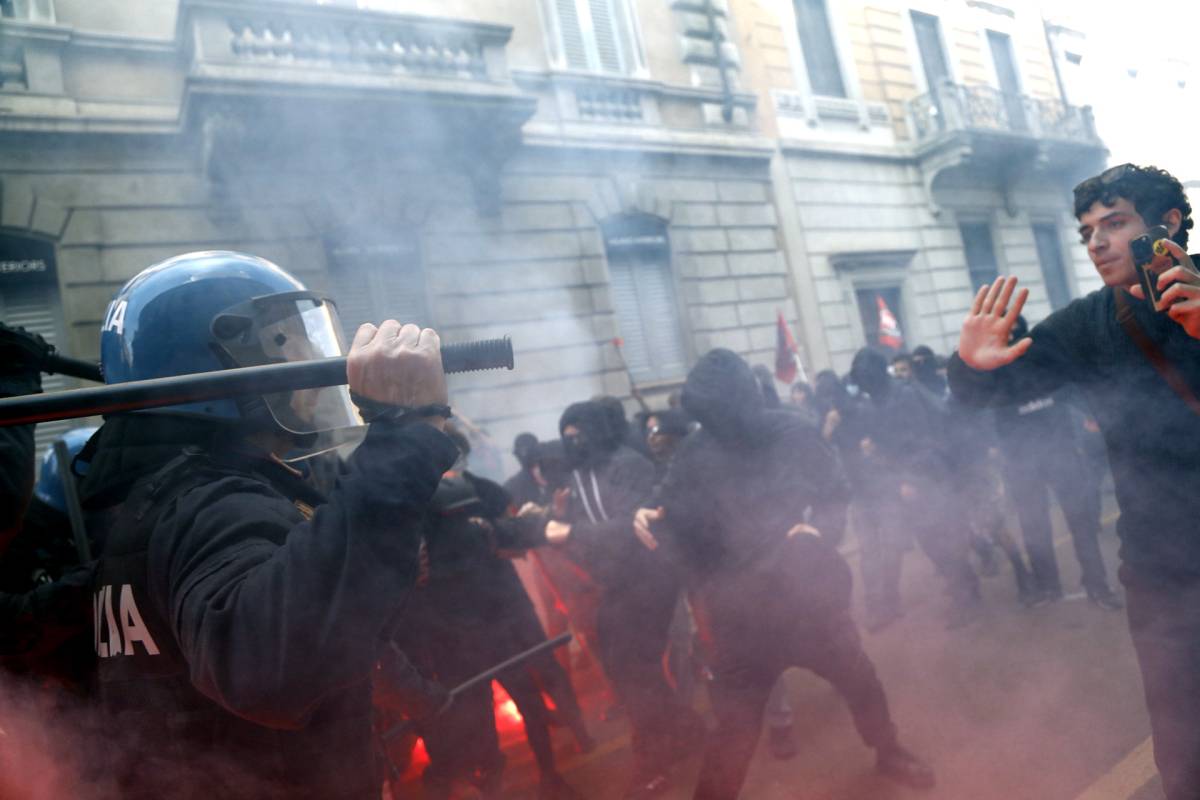 Scontri al corteo contro il "Remigration Summit": petardi contro la polizia e fischi a Sala