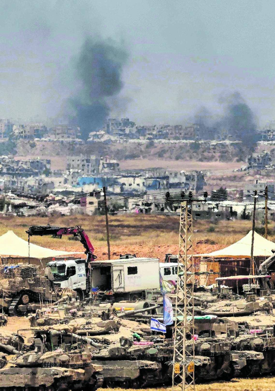 Bombe e carri armati. Via alla conquista di Gaza. Hamas torna a trattare