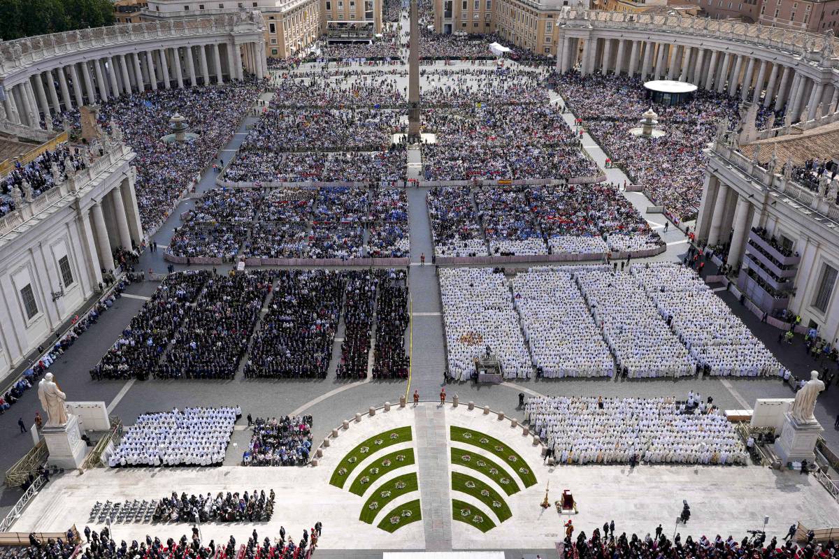 Peruviani e americani invadono la piazza. Tra i fedeli è già una star