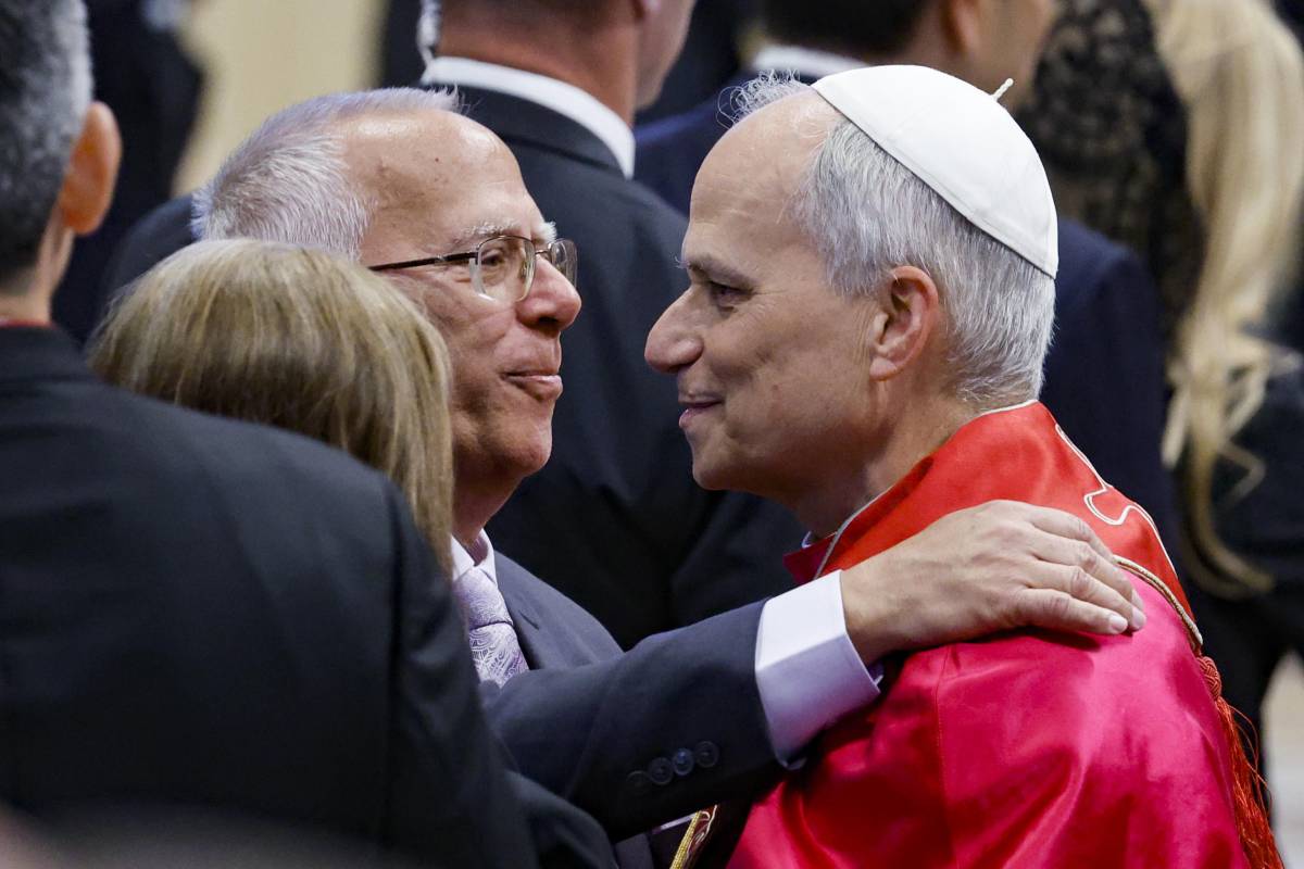 L'abbraccio al fratello e le lacrime non celate Il lato umano del Papa