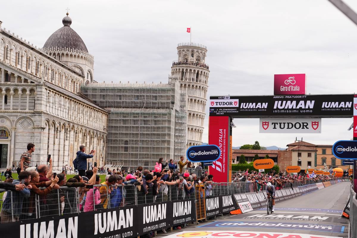 Giro d’Italia, sotto la Torre bagnata trionfa Hoole. Roglic recupera, Del Toro in rosa