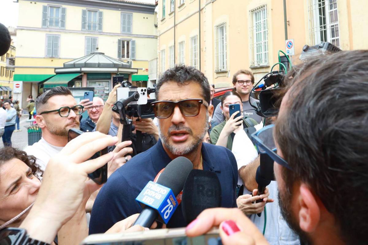 Circo mediatico a Pavia tra flash, tv e telefonini. Riecco il "Corona show"