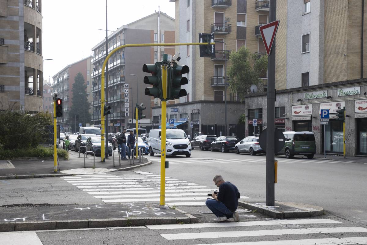 Milano, scappa dalla polizia in scooter, cade e muore. Caos in ospedale: cos'è successo