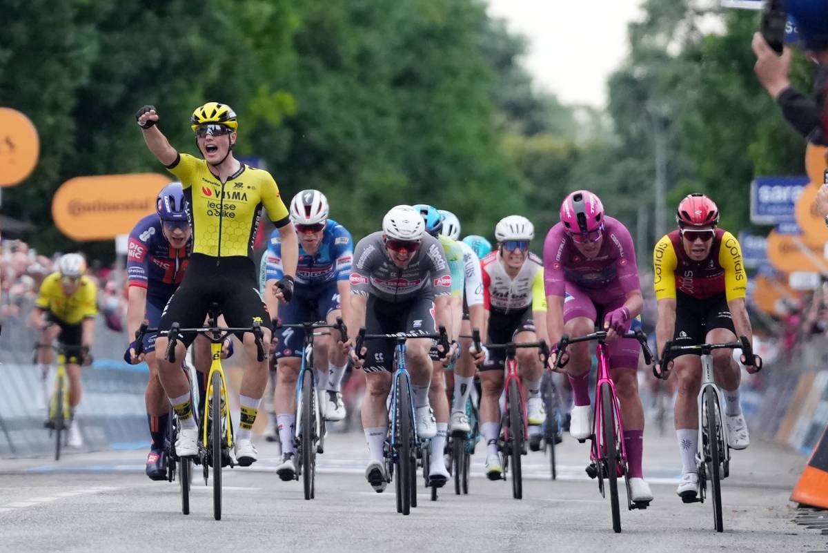 Giro d’Italia, Van Aert tira la volata a Kooij. Del Toro ancora in maglia rosa