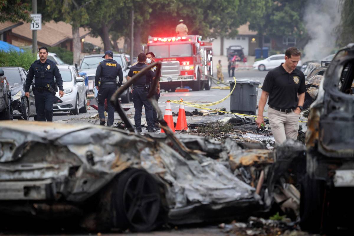 L'aereo si schianta sulle case. Orrore a San Diego: 2 morti e 8 feriti