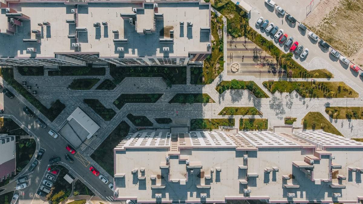 Costruzioni abusive sul tetto condominiale: quando la demolizione è obbligatoria