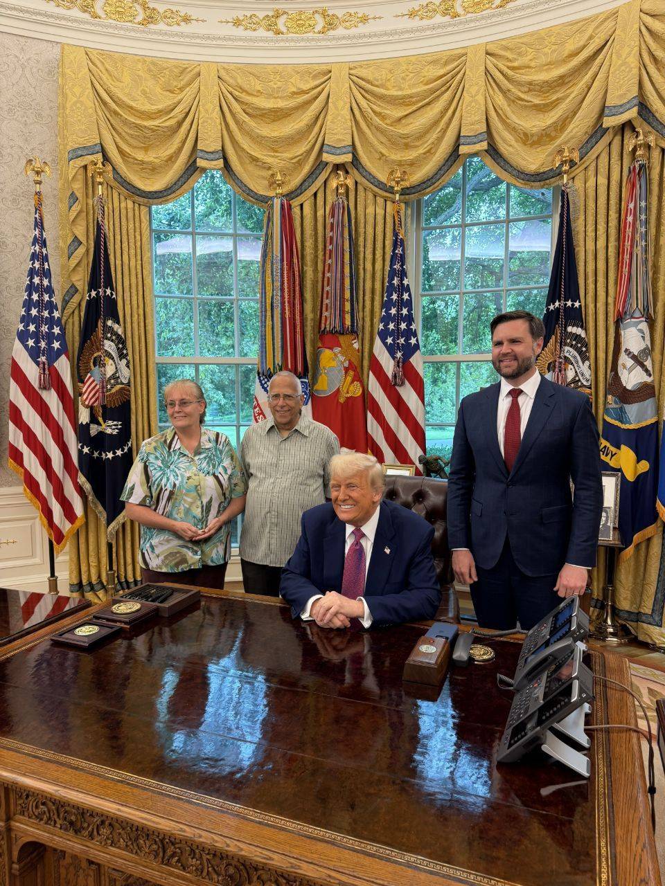Dal Papa 500 euro ai dipendenti e 5mila cornetti ai clochard. E il fratello va da Trump