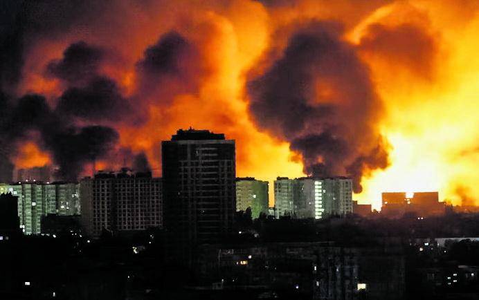 Pioggia di missili balistici russi su Kiev. Ma lo scambio dei prigionieri non si ferma