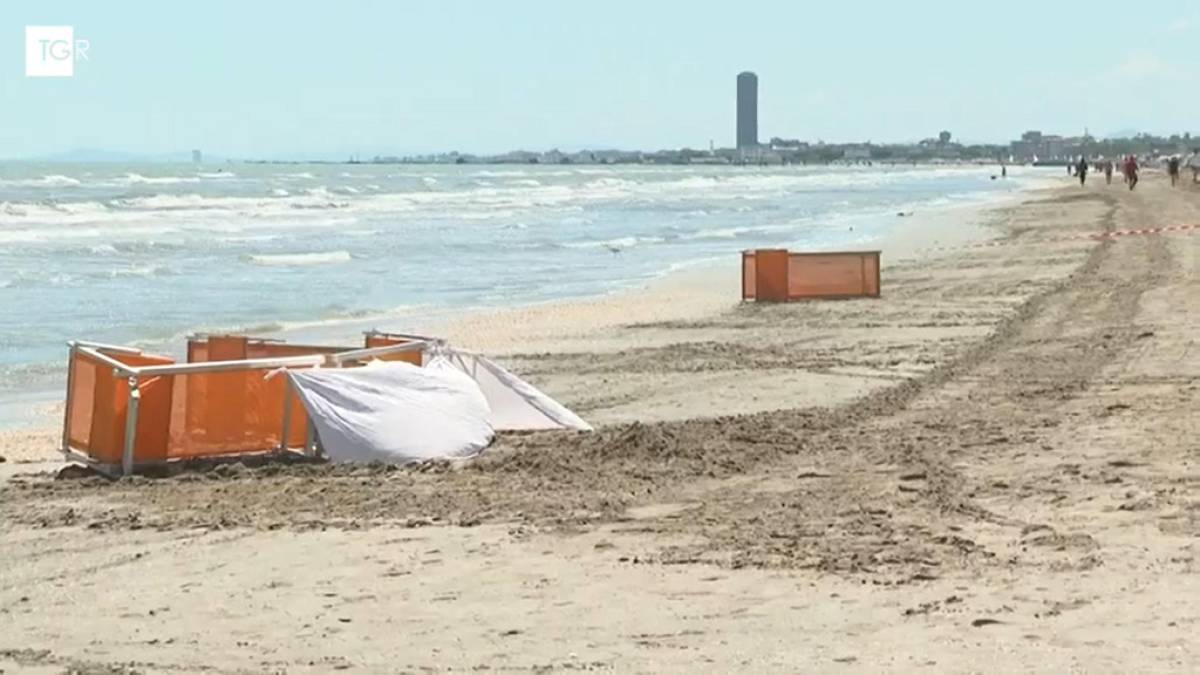 La ruspa in spiaggia uccide una bagnante. "Lavori abusivi"