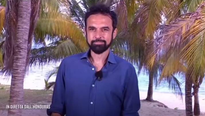 "Tu ce l’hai basso e tagliente ma…". L’ex tronista zittisce il grillino Giarrusso all'Isola