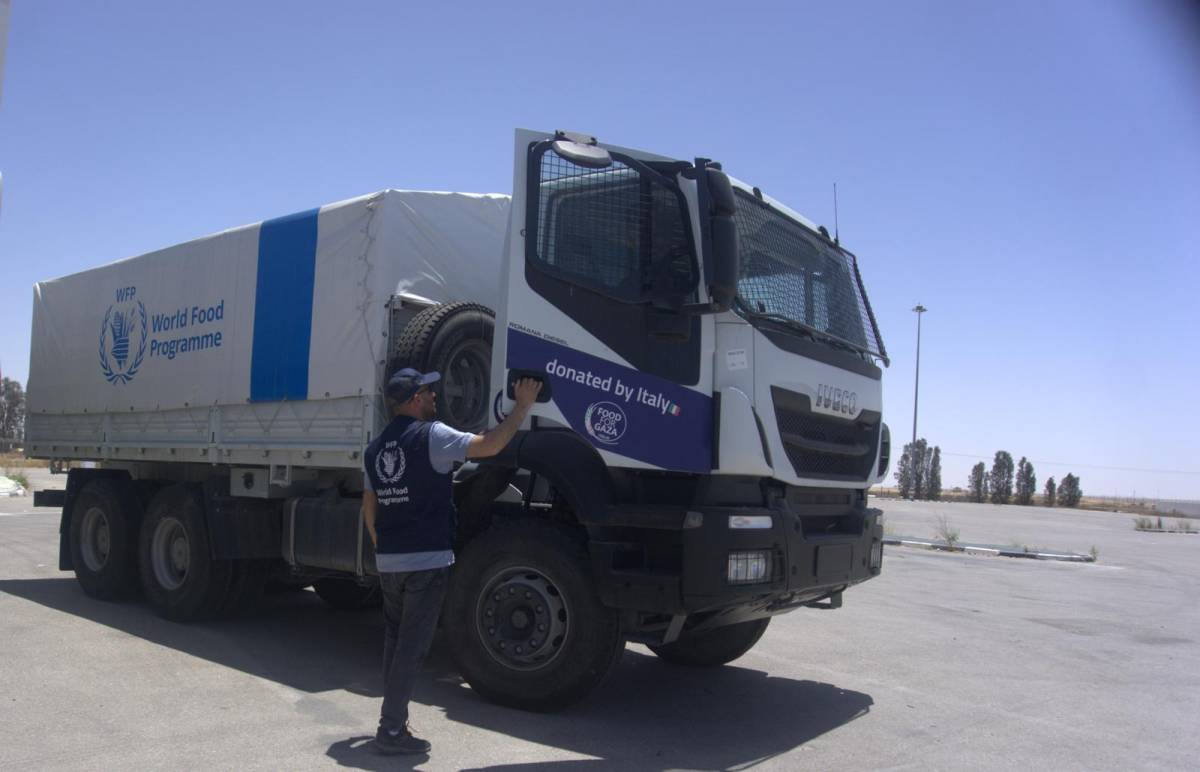 Gaza, entrano i primi camion di aiuti italiani. Croce Rossa: "Uccisi due nostri operatori"
