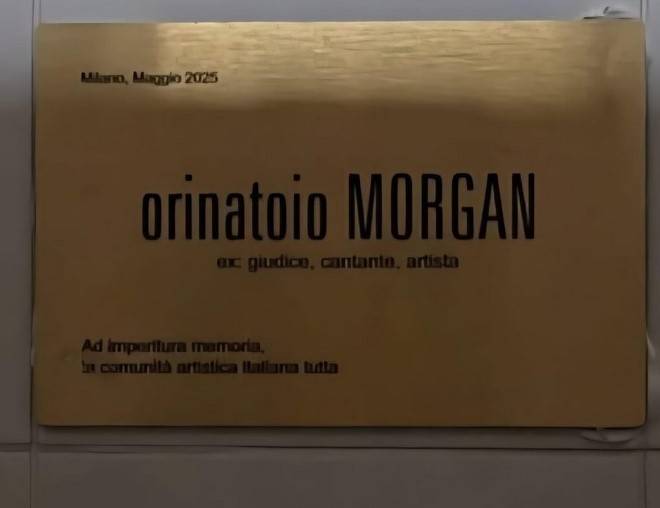 "Orinatoio Morgan", targa choc contro il cantante. Che cerca solidarietà e non la trova