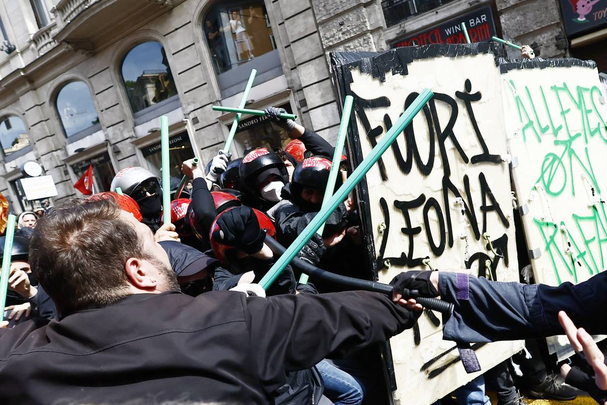 Botte alla polizia e show alla Camera. Così la sinistra difende ladre e occupanti abusivi